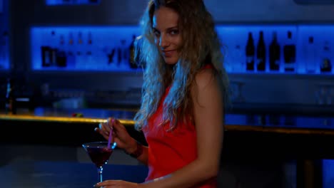 mujer con estilo mezclando cóctel