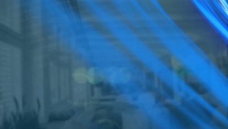 animación de reloj móvil y procesamiento de datos financieros con senderos de luz sobre la oficina vacía