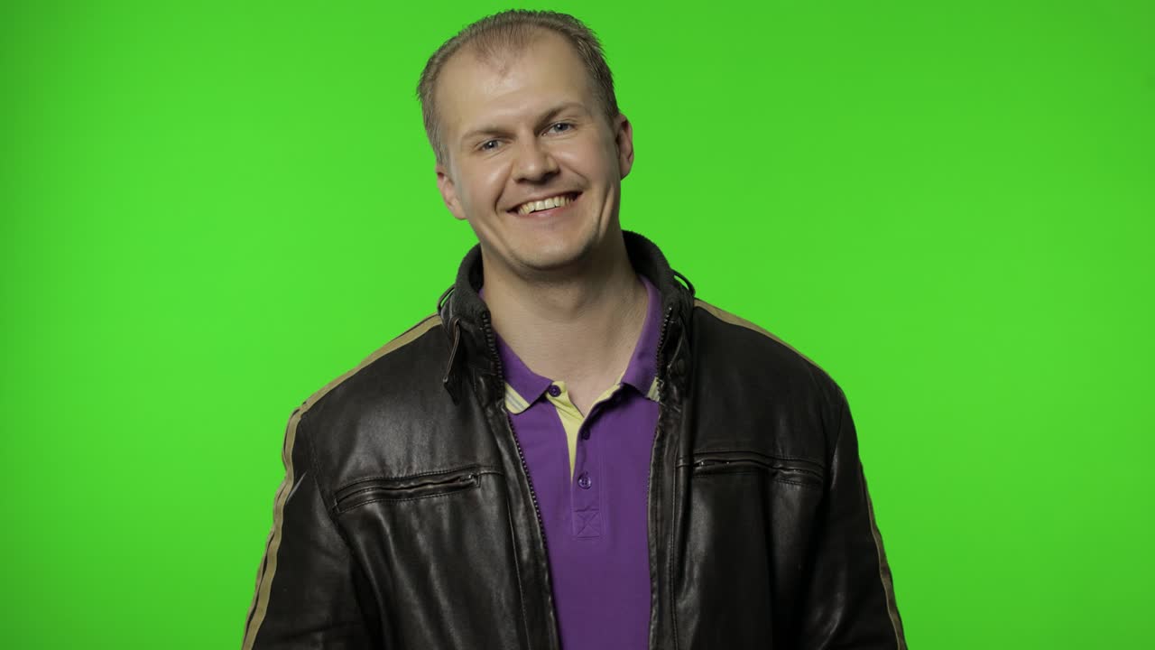 hola. hombre de rock positivo agitando la mano haciendo gestos hola, ven aquí, encontrándose con una sonrisa amistosa