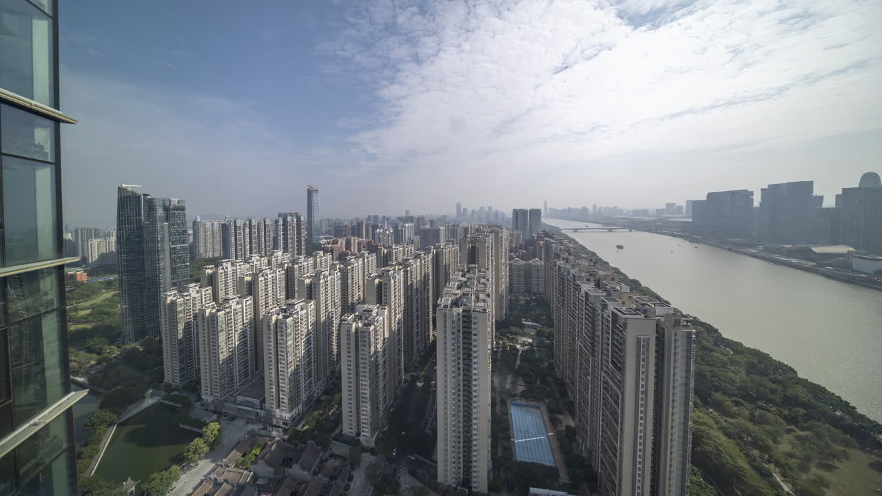 Time-lapse Diurno de uma Paisagem Urbana Moderna com Rio e Nuvens