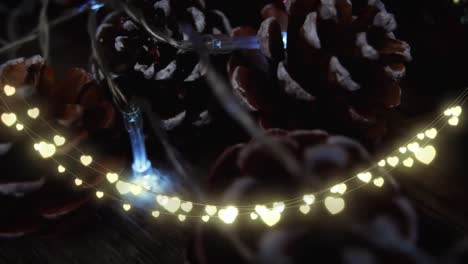 animación de luces de cuerda de corazón y conos de pino
