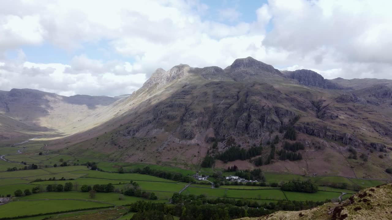 langdale pikes ver old dungeon ghyll desde arriba del lado pike lake district drone imágenes 2