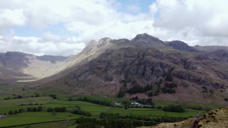 Langdale-Pikes-Ver-Old-Dungeon-Ghyll-Desde-Arriba-Del-Lado-Pike-Lake-District-Drone-Imágenes-2