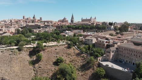 Toledo-City-Und-Cathedral-Rising-Offenbaren-Sich-An-Einem-Warmen-Sonnigen-Tag-Mit-Brauntönen