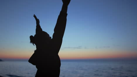 Silhouette-Einer-Yoga-Frau,-Die-Aus-Nächster-Nähe-Nach-Dem-Abendhimmel-Greift.-Mädchen-Hebt-Die-Hände.