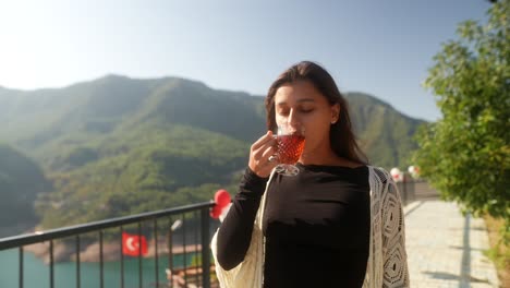 mujer bebiendo té en las montañas