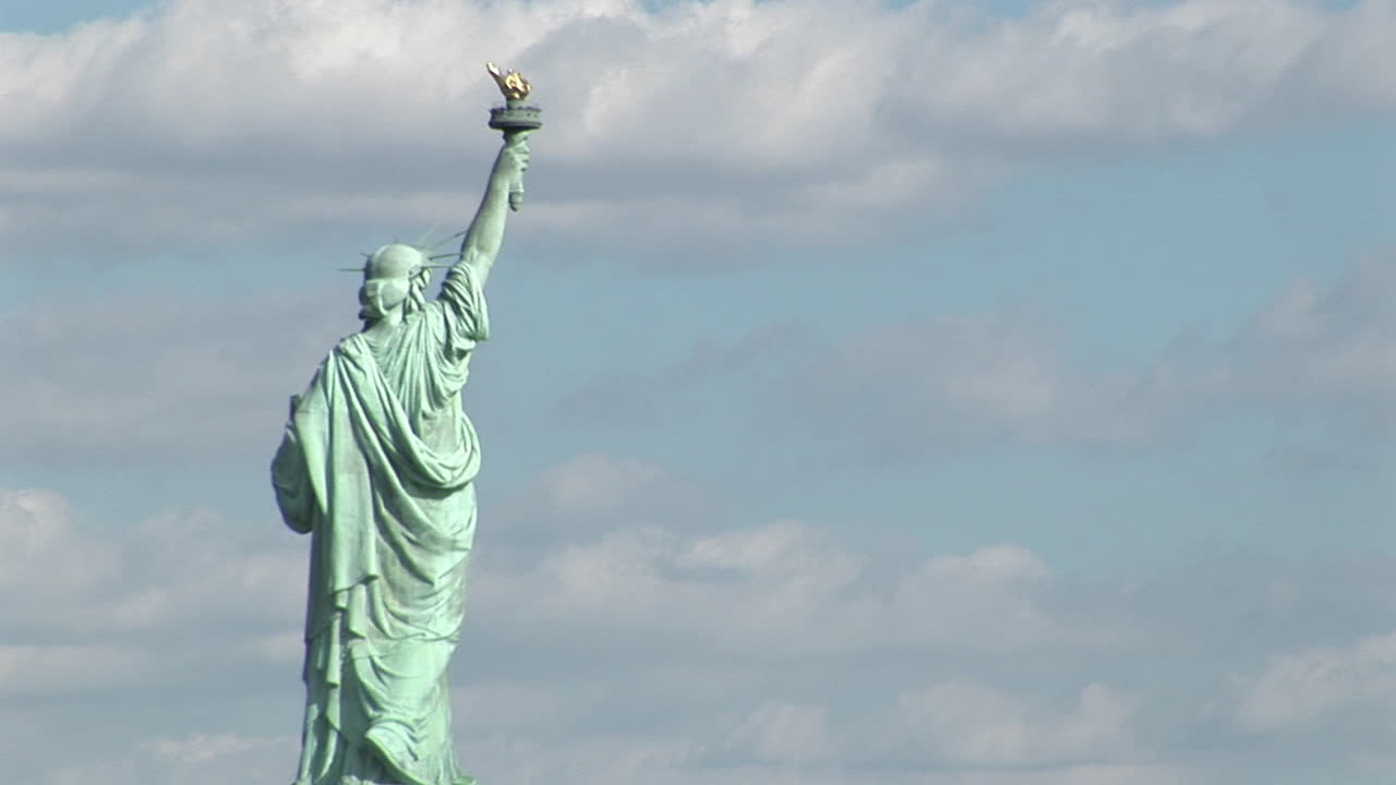 La Statua della Libertà contro un cielo nuvoloso