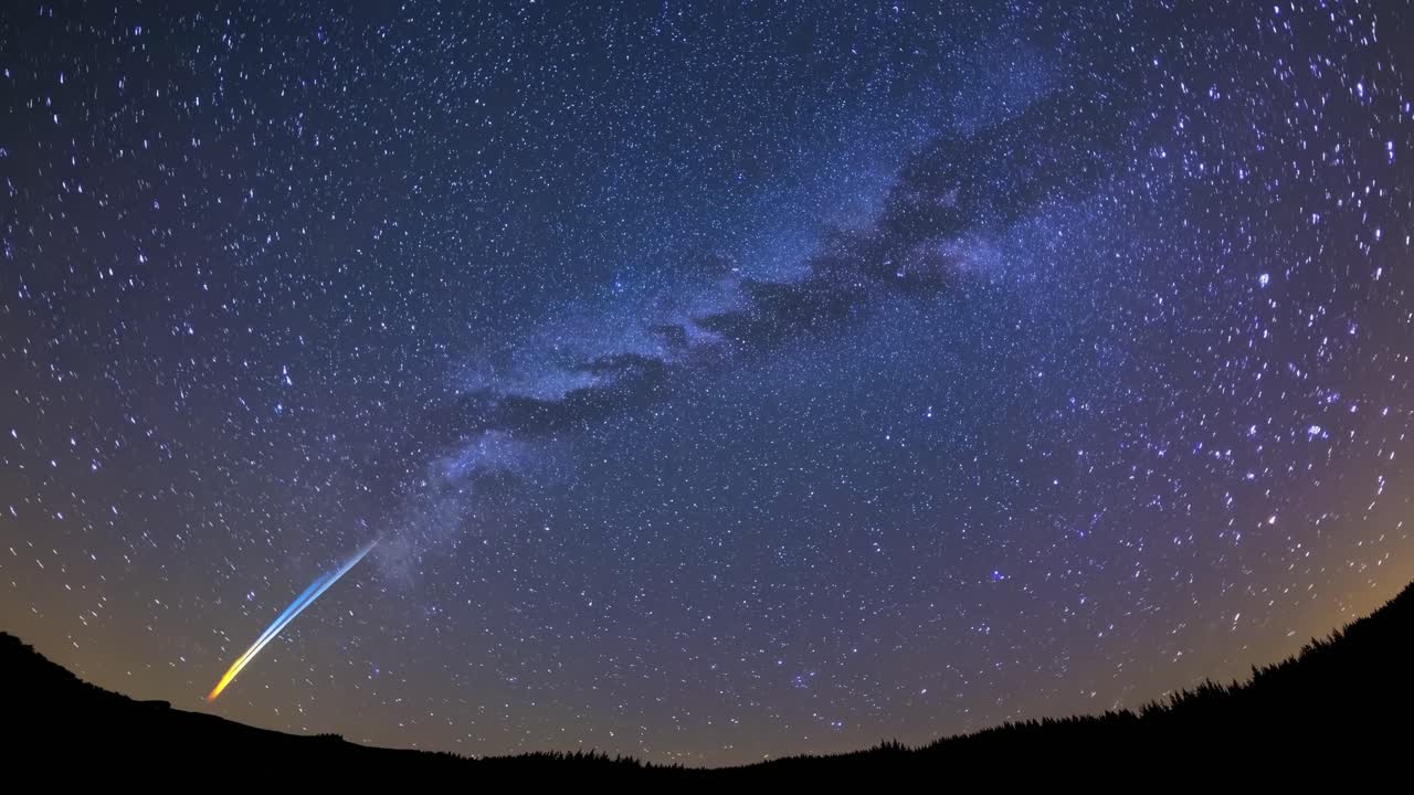 En betagende video i bredformat af Mælkevejen, der strækker sig over en stjerneklar nattehimmel