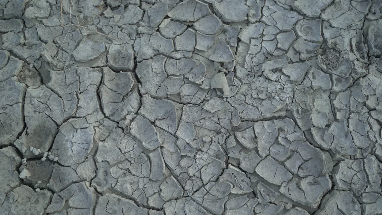 han aparecido grietas en el suelo debido a la falta de lluvia durante muchos días