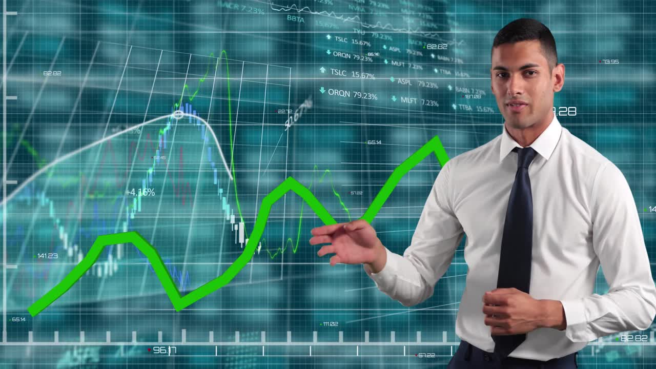 hombre hablando mirando a la cámara contra el procesamiento de datos financieros