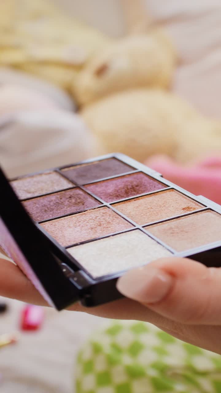 aplicación de la paleta de sombra de ojos