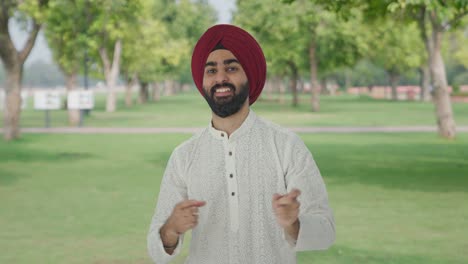 hombre indio sikh feliz bailando y disfrutando en el parque