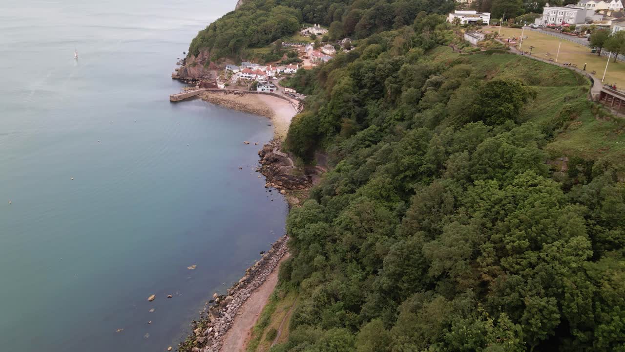sobrevuelo aéreo hermoso paisaje con acantilados verdes y playa rocosa y costa azul en la ciudad de torquay, devon