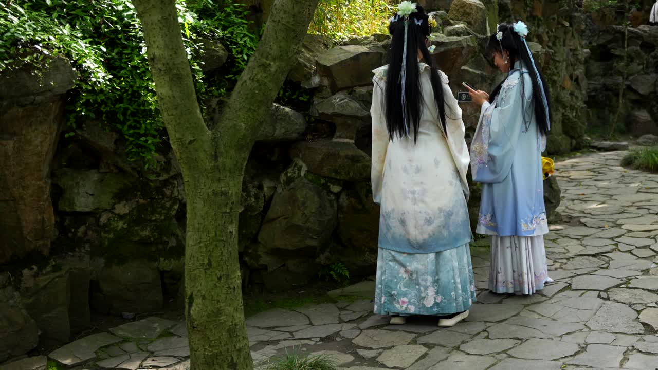 Chinese women in Hanfu clothing taking selfies with mobile phones