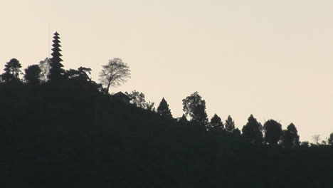 一個巴厘島的寺廟站在金色天空的陰影上