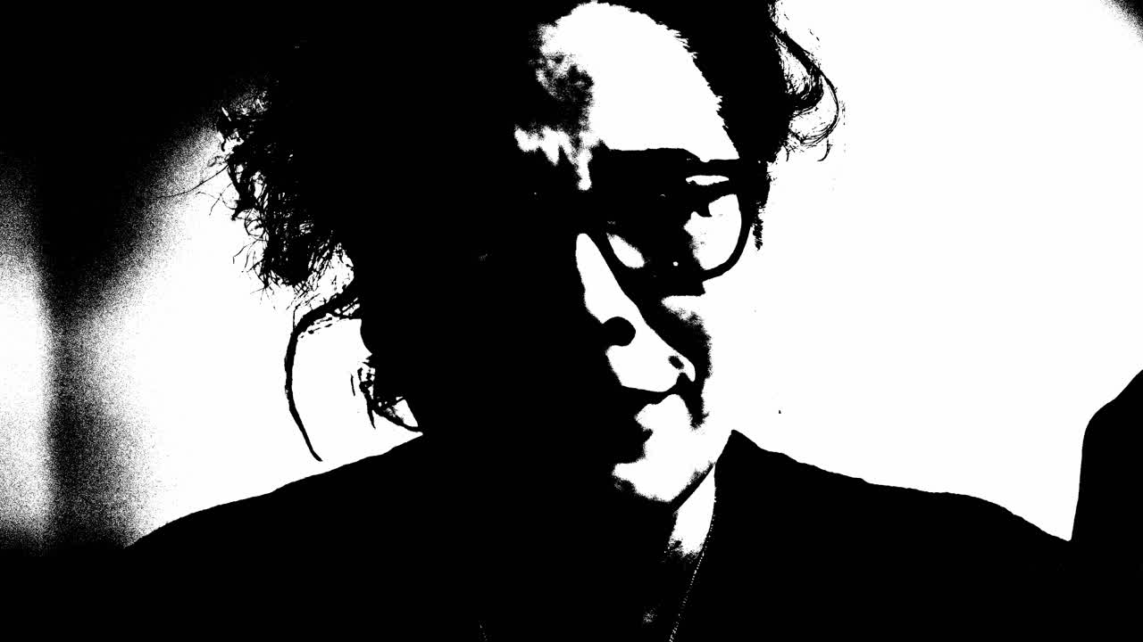 mujer molesta en blanco y negro