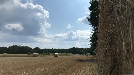 zeitraffer von malerischen strohballen in der rollenden landschaft