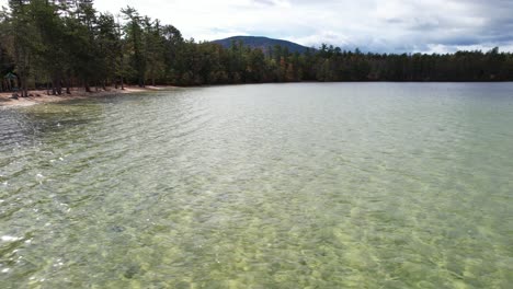 Vista-Aérea-Del-Lago-Blanco-En-El-Parque-Estatal-Cerca-De-Tamworth-New-Hampshire-Usa-En-El-Soleado-Día-De-Otoño,-Disparo-De-Drones