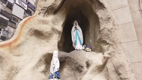 Estatua-De-La-Virgen-María-Rezando-En-Una-Cueva-En-La-Iglesia-De-Lourdes-Buenos-Aires-Argentina