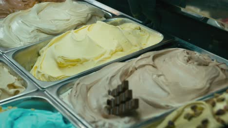 Eine-Mango-Gelato-Eiscremeschale-In-Eine-Vitrine-Stellen