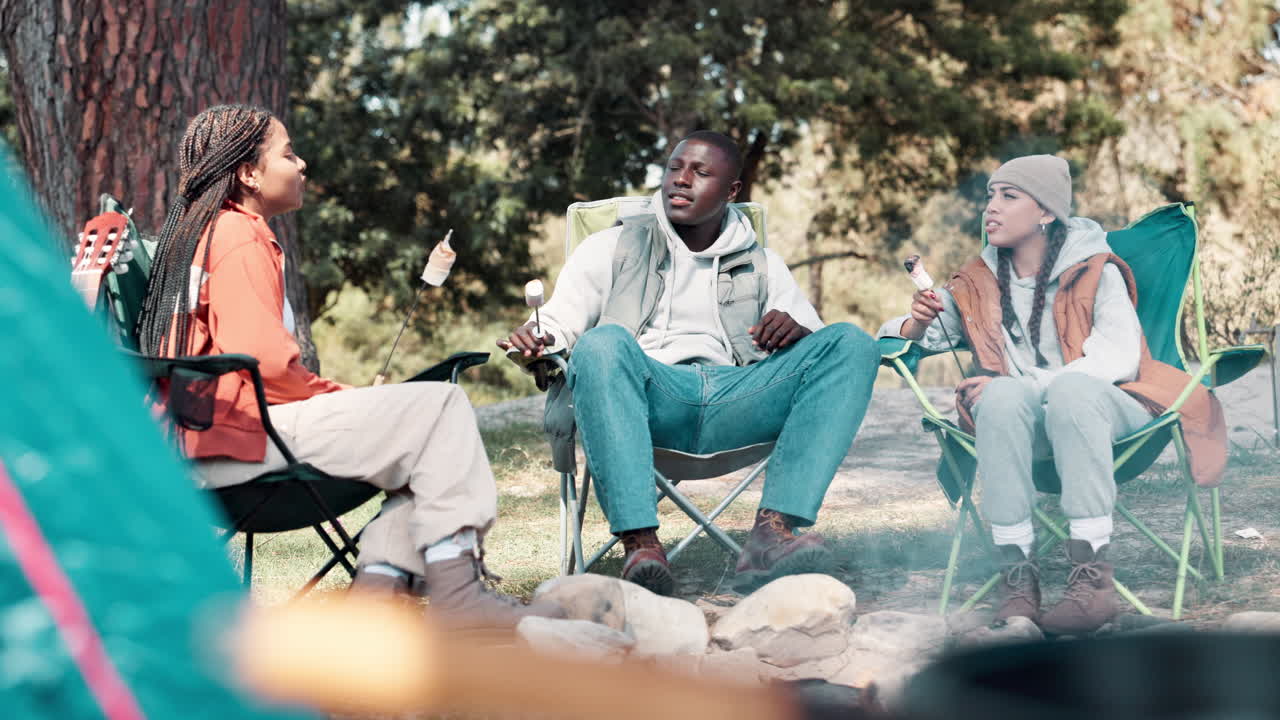 Venner på campingtur griller marshmallows