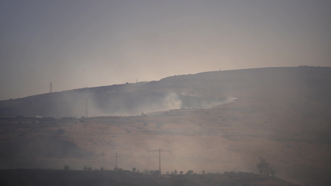 Collina di montagna in fiamme piena di fumo
