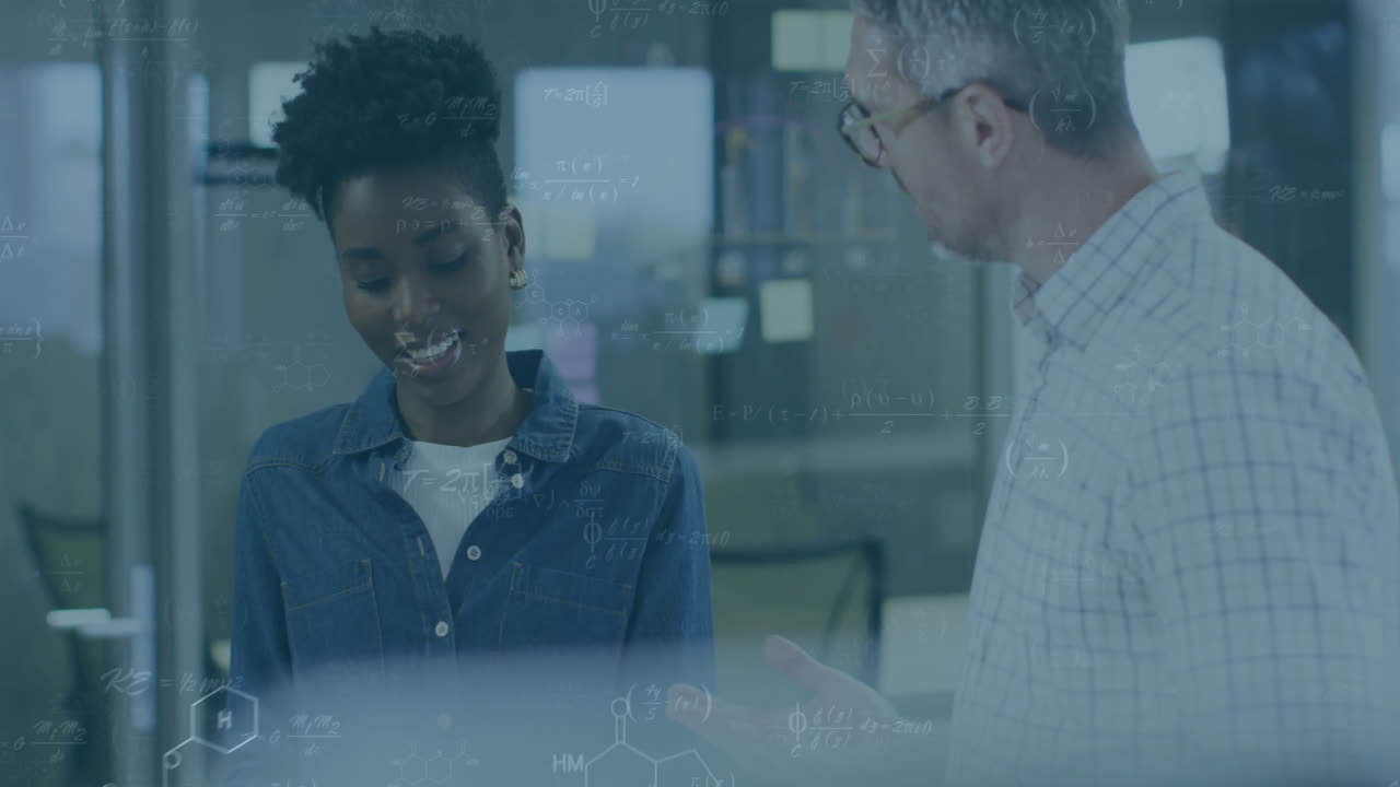 ecuaciones matemáticas y fórmulas animación sobre colegas discutiendo en la oficina