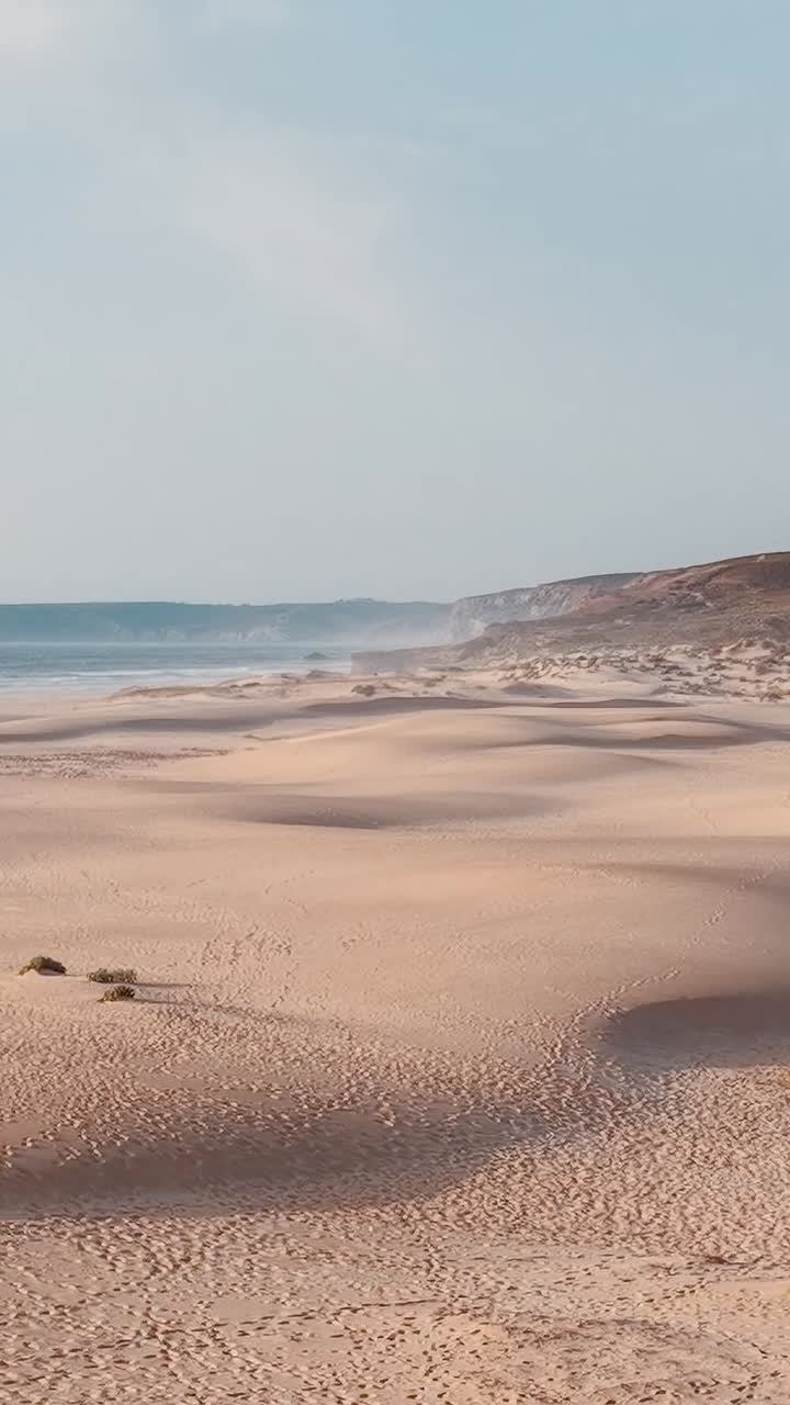 Smuk sandstrand nær kysten i Portugal på en solskinsdag