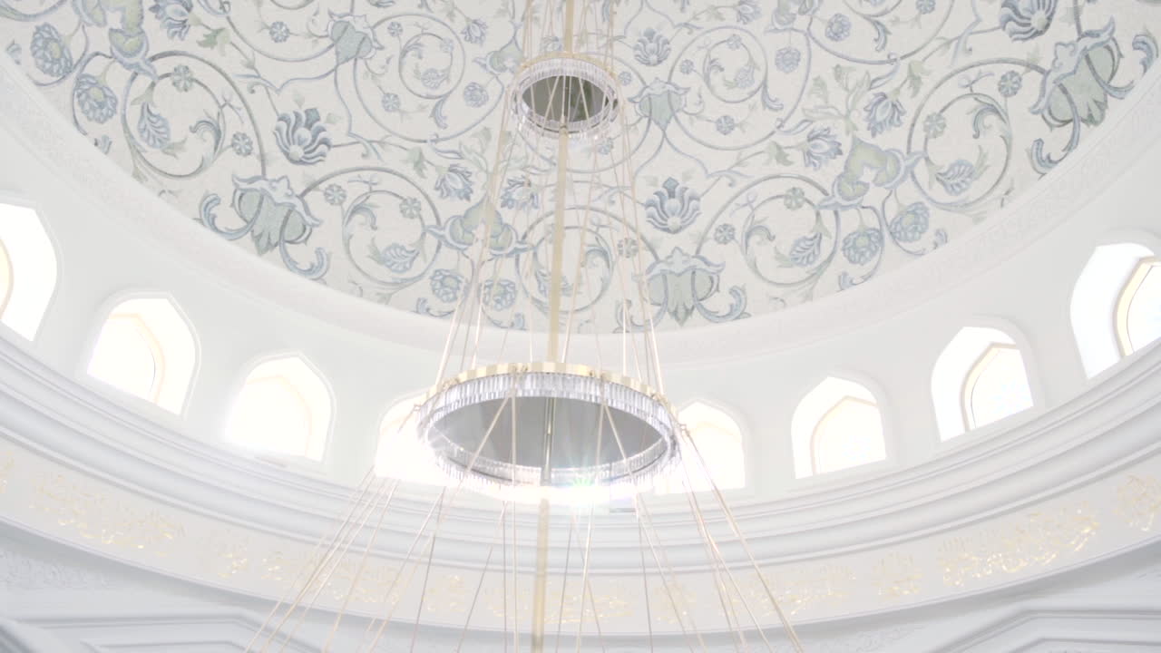 들리어 가 있는 모스크 내부