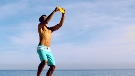 hombre atractivo jugando al frisbee