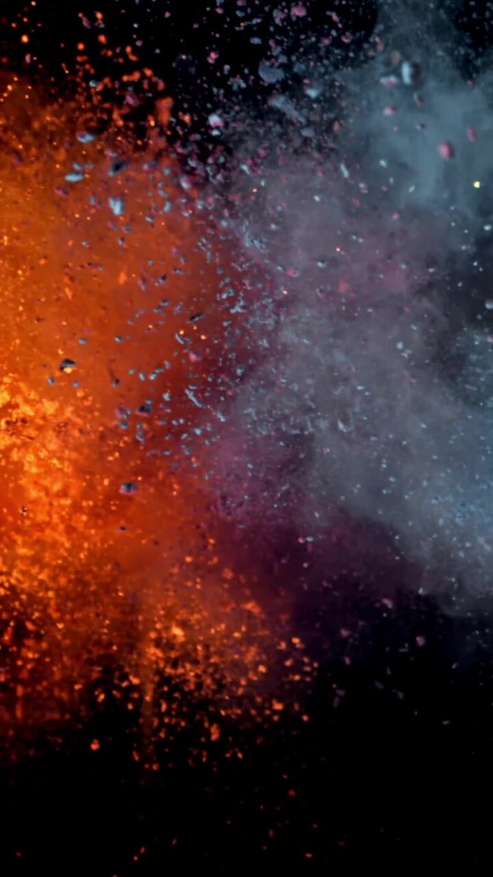 Esplosione al rallentatore di polvere colorata su sfondo nero