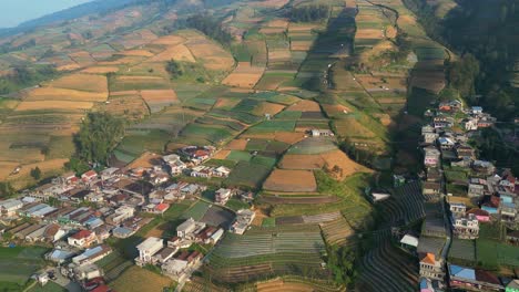 Casas-Coloridas-En-Terrazas-En-El-Pueblo-Indonesio-De-Nepal-Van-Java-En-Una-Ladera