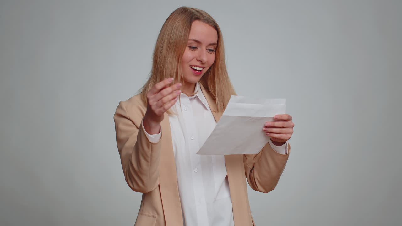 Donna lettera in busta aperta grandi notizie festeggiare premio monetario invito prestito bancario approvato