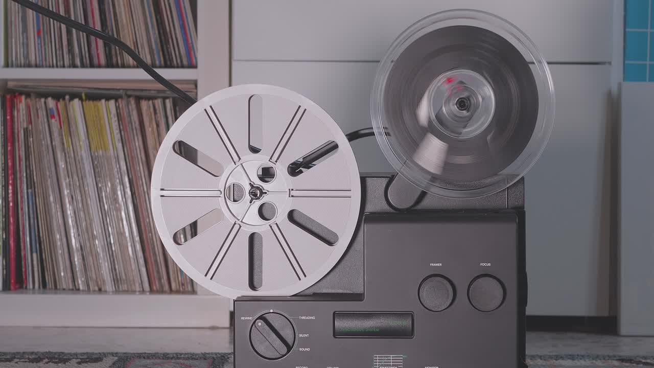 старинный супер 8мм катушка проектор переворачивает недавно проецированную катушку