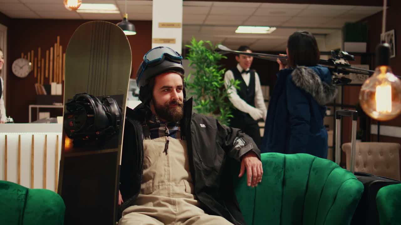 알파인 리조트 에 도착 한 운동 선수