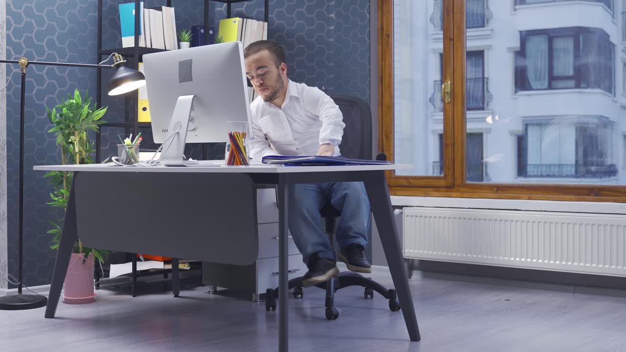 trabajador de oficina en casa hombre enano.