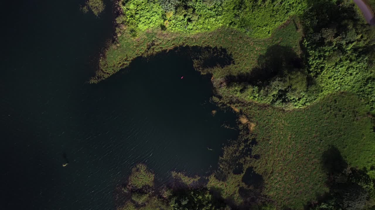 descenso del avión no tripulado hacia el estanque del lago de la selva en costa rica