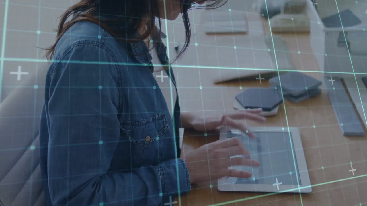 animación del procesamiento de datos en una pantalla digital sobre una mujer caucásica que usa una tableta en la oficina