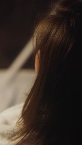 집중된 여성은 파노라마 창문에서 자연의 야간 생활을 지켜보고 관광 호텔에서 커피를 마시고, 황혼에 혼자 휴식과 휴식을 취합니다.