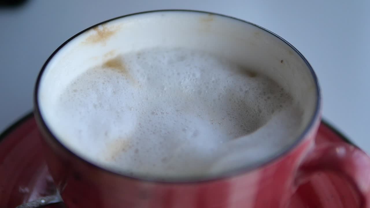 añadir azúcar a un capuchino
