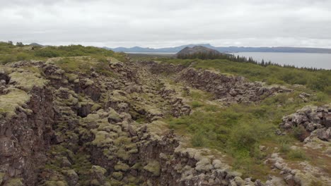 Drohnenflug-In-Einer-Schlucht-Im-Þingvellir-Nationalpark-In-Island