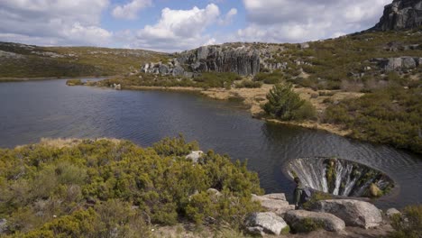 laguna covao dos conchos en serra da estrela, portugal