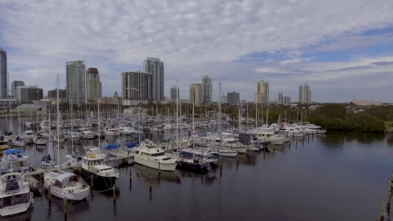 video de drones aéreos de 4k de veleros y yates en el puerto deportivo en la bahía de tampa en el centro de st