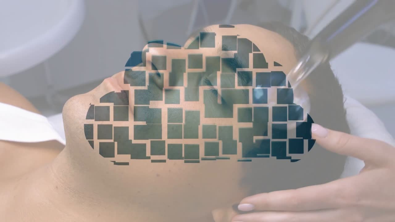 Clínico aplicando un dispositivo facial, formando una burbuja mientras los azulejos se transforman en una nube de cuadrícula sobre el rostro