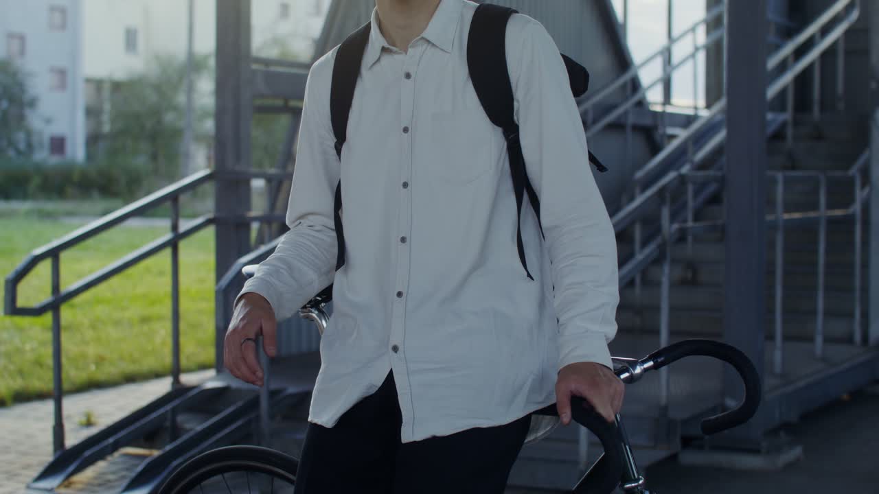 배 과 자전거 를 들고 있는 십대