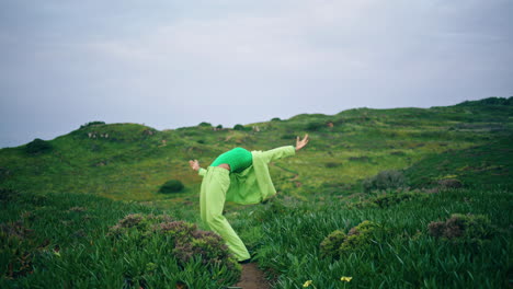 Bailarina-Apasionada-Interpretando-Un-Estilo-Contemporáneo-En-El-Campo-Nublado-Vertical