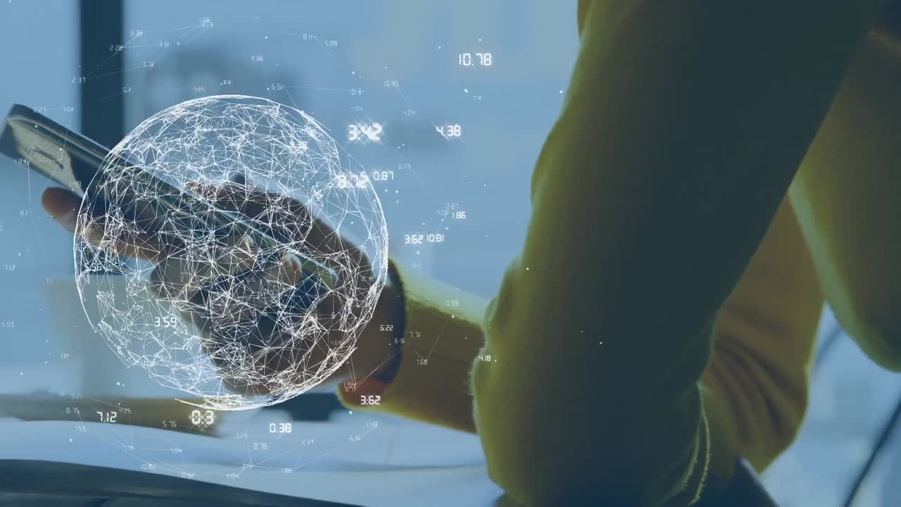 animación del globo con números sobre una mujer de negocios caucásica que usa un teléfono inteligente