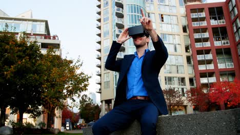hombre de negocios usando auriculares de realidad virtual