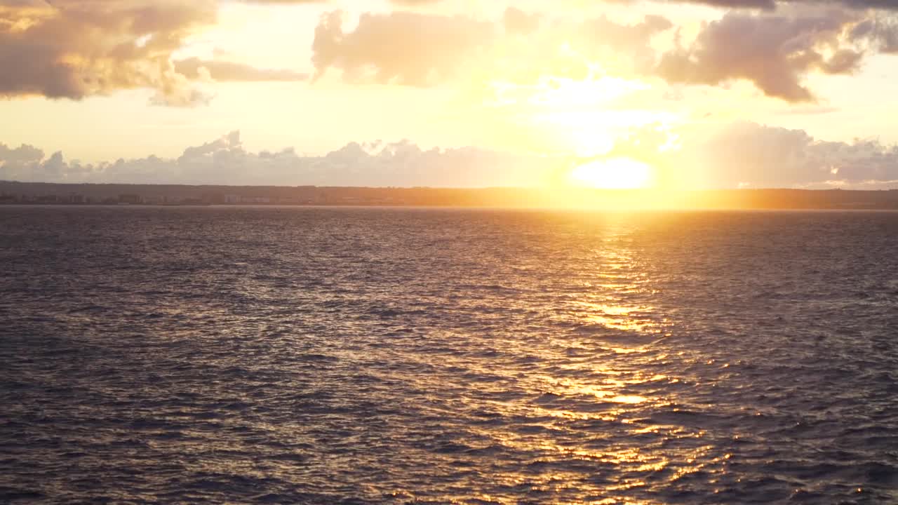 바다 위에 해가 지는 것