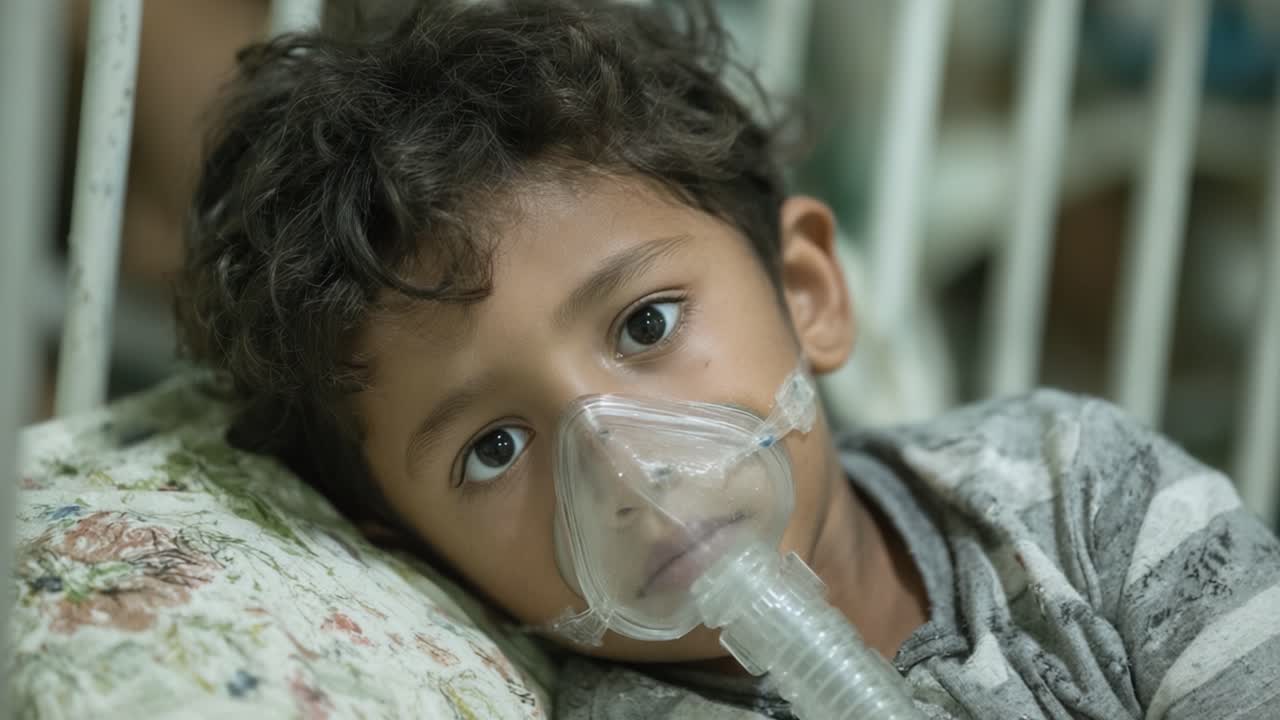 Un bambino in un ambiente ospedaliero, che indossa una maschera per l'ossigeno mentre riposa su un letto, catturando la realtà della malattia e delle cure mediche in un momento vulnerabile.